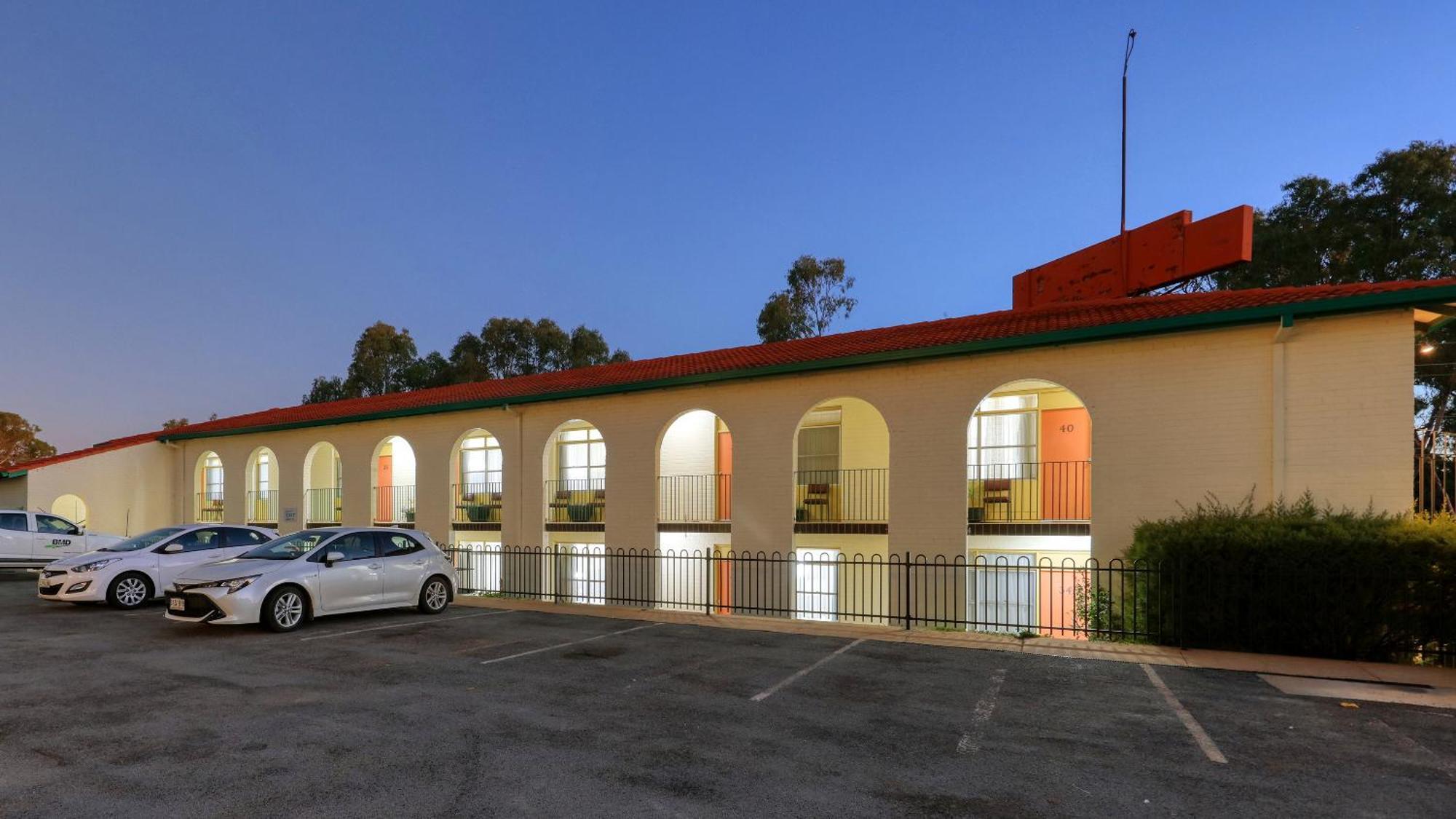 Bishops Lodge Narrandera Bagian luar foto