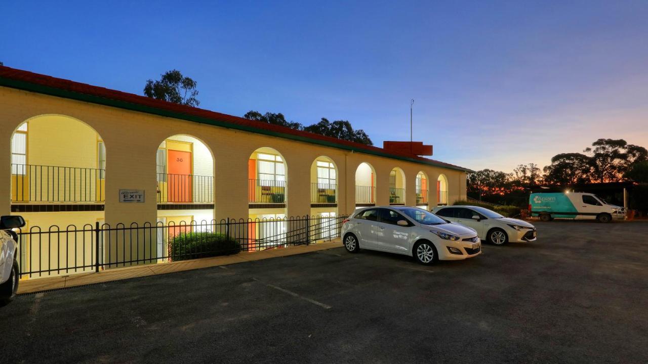 Bishops Lodge Narrandera Bagian luar foto