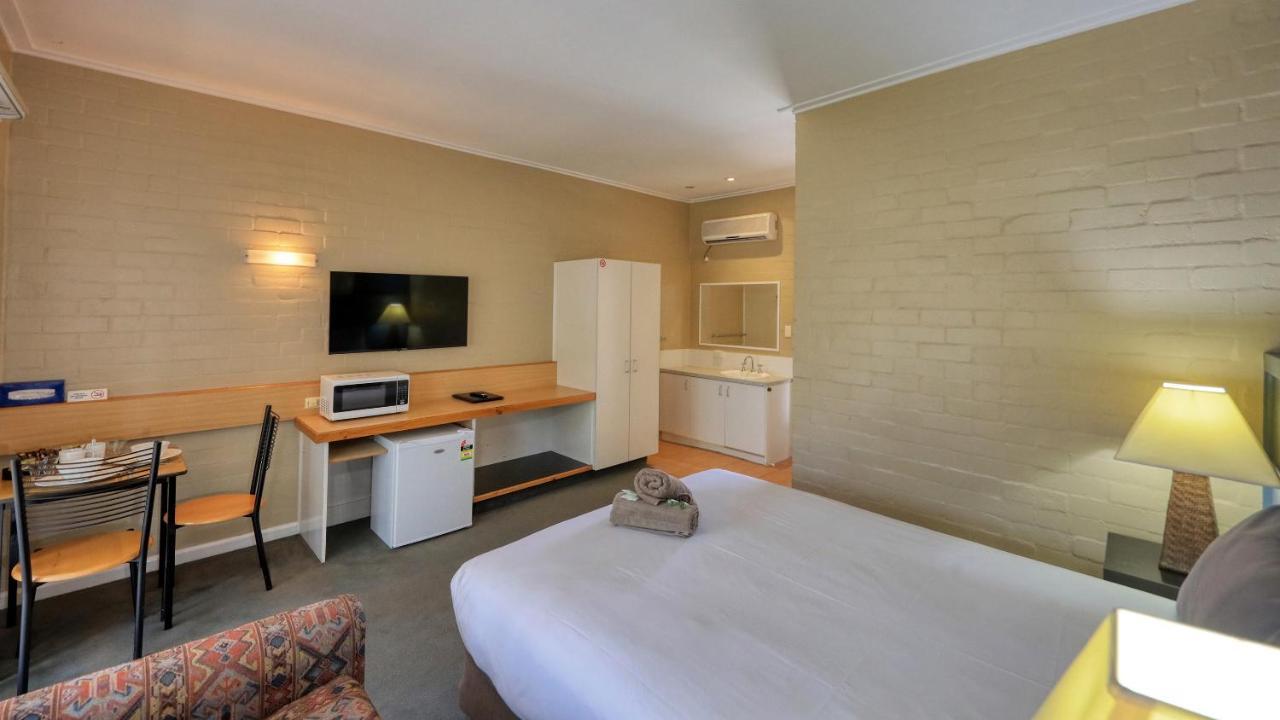 Bishops Lodge Narrandera Bagian luar foto